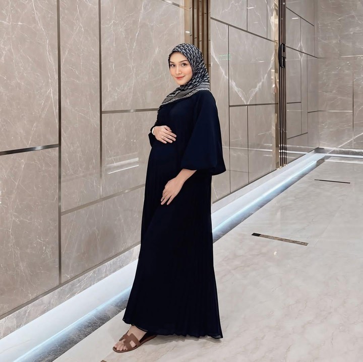 <p>Aktris Melody Prima tampil anggun mengenakan gamis hitam saat hamil anak ketiganya. Perempuan 30 tahun ini padu padan gamisnya dengan jilbab bernuansa warna hitam putih. (Foto: Instagram @melodyprima)</p>