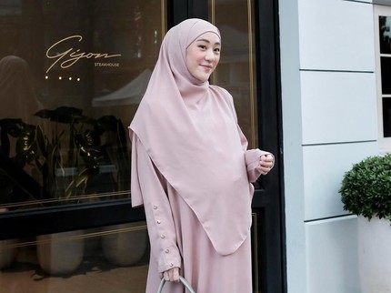 5 Inspirasi Gamis Lebaran Bunda Seleb saat Hamil, Anggun dan Simpel