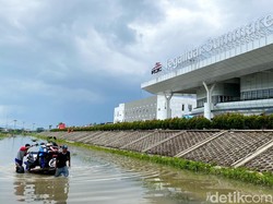 Bahu-membahu Hadapi Banjir di Cipanileman dengan Gerobak