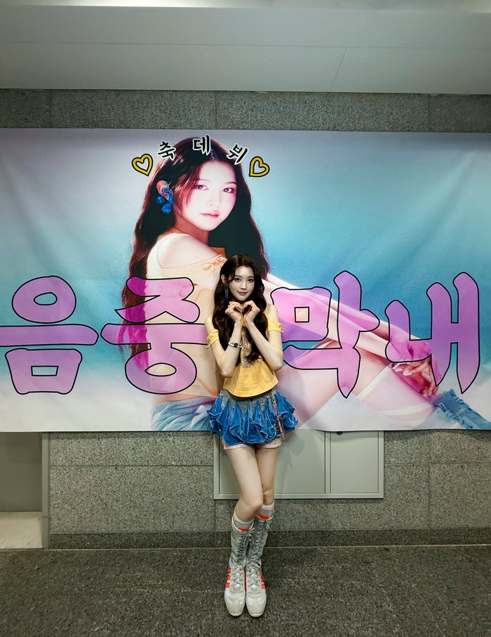 Jadi pembawa acara tetap terbaru Show! Music Core, A-na Hearts2Hearts baru saja melakukan siaran pertamanya pada 1 Maret 2025 lalu. Jangan lupa tonton penampilan sang idola sebagai MC setiap hari Sabtu ya, Beauties!/ Foto: x.com/Hearts2Hearts