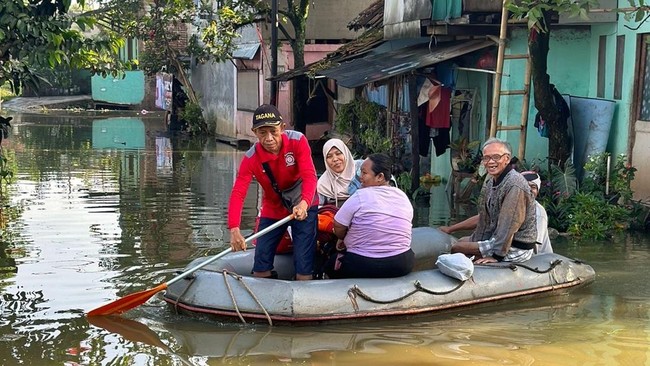 Adapun bantuan yang akan didistribusikan Kemensos berupa 1.000 paket makanan siap saji, 400 paket makanan anak, 100 paket family kit, dan 60 kidsware.
