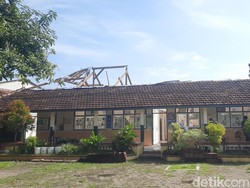 Video: Atap Ruang Kelas SDN 2 Purwosari Ambruk, Belajar Pindah ke UKS