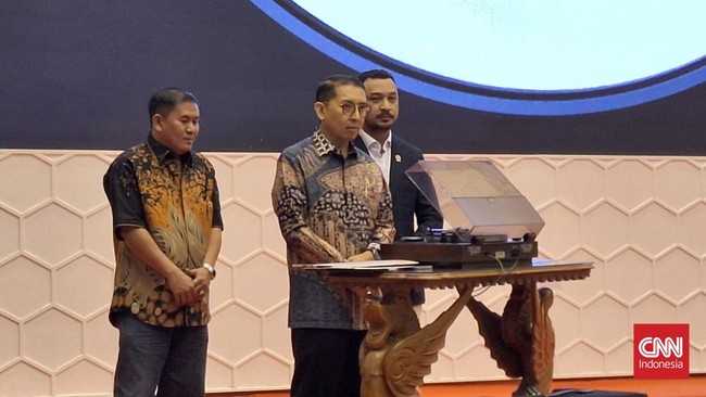 Menteri Kebudayaan Fadli Zon memimpin peluncuran piringan hitam atau vinyl delapan versi lagu Indonesia Raya, di Jakarta, Minggu (9/3).