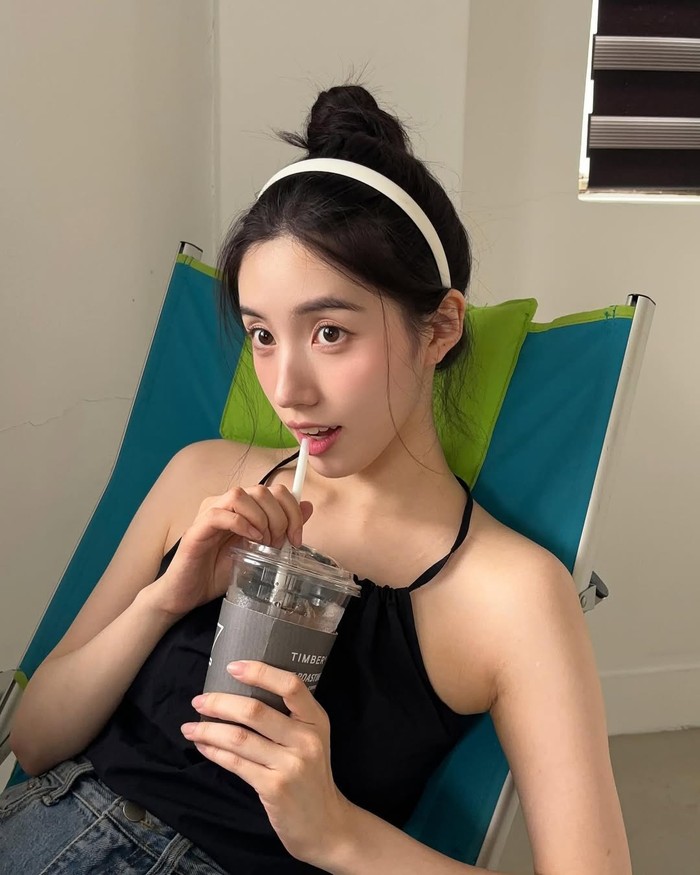 Mungkin belum banyak yang tahu kalau Xiyeon eks PRISTIN juga pernah menjadi pembawa acara program musik Korea Selatan yang sama. Ya, ia sempat memandu Show! Music Core selama hampir satu tahun, menggantikan Yeri Red Velvet./ Foto: instagram.com/0_0.1114