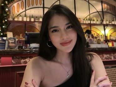 img-title Davina Karamoy Bongkar Sifat Asli Arya Saloka saat Lakukan Adegan Mesra & Kontak Fisik