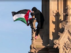 Video: Bak Spiderman, Pria di London Panjat Big Ben Kibarkan Bendera Palestina
