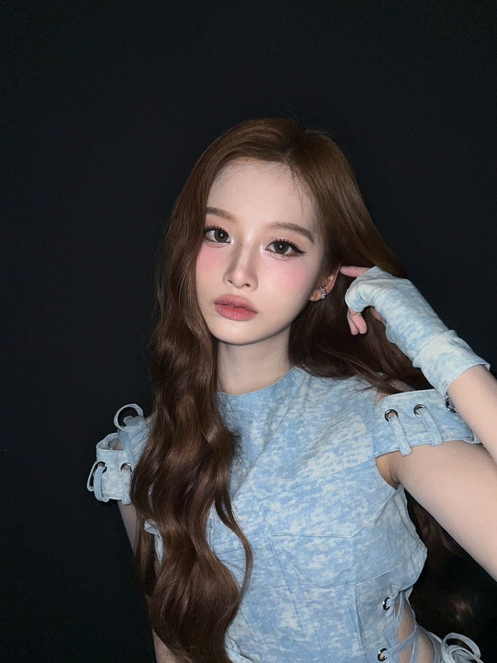 Selanjutnya ada Sullyoon, anggota NMIXX berusia 21 tahun yang debut sebagai MC tetap program musik mingguan tersebut pada 15 April 2023. Pada 15 Februari 2025, ia meninggalkan jabatan yang telah ia emban selama hampir dua tahun./ Foto: x.com/WE_NMIXX