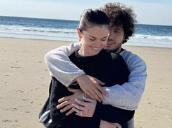 Selena Gomez Pamer Foto Mesra, Ucapkan Selamat Ultah ke Benny Blanco