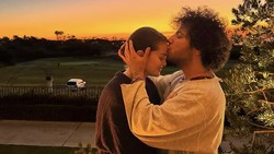 Lirik Lagu Don't Take It Pesonally - Selena Gomez & Benny Blanco