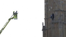 Pria Bawa Bendera Palestina Panjat Menara Jam Big Ben di London