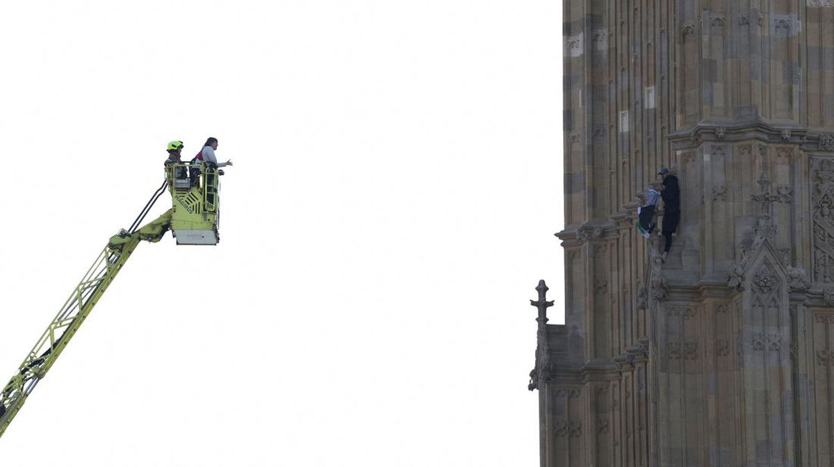 Pria Bawa Bendera Palestina Panjat Menara Jam Big Ben di London