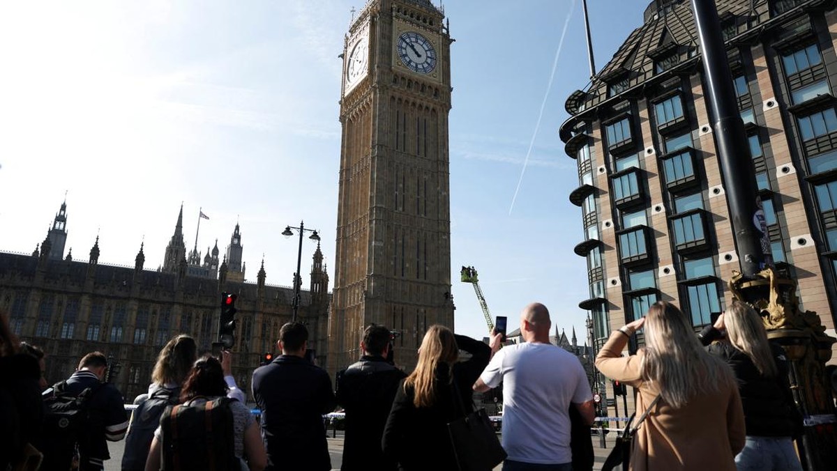 FOTO: Pengunjuk Rasa Panjat Big Ben dan Kibarkan Bendera Palestina