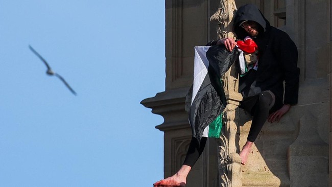 FOTO: Pengunjuk Rasa Panjat Big Ben dan Kibarkan Bendera Palestina