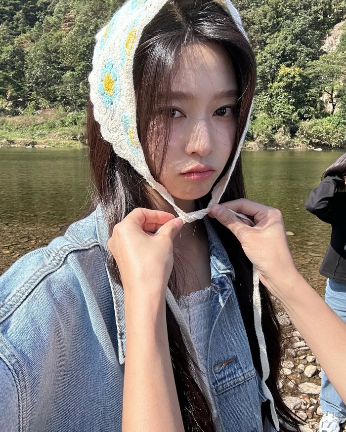 Setelah Kang Mina, Kim Minju eks IZ*ONE lah yang memandu Show! Music Core bersama Chani SF9 dan Hyunjin Stray Kids sebelum rekan pembawa acaranya beberapa kali diubah. Ia menempati posisi itu selama lebih dari 2,5 tahun./ Foto: instagram.com/minn.__.ju