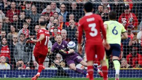 FOTO: Dua Gol Penalti Salah Bawa Liverpool Dekati Tangga Juara