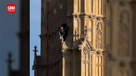 VIDEO: Detik-detik Pria Kibarkan Bendera Palestina di Menara Big Ben