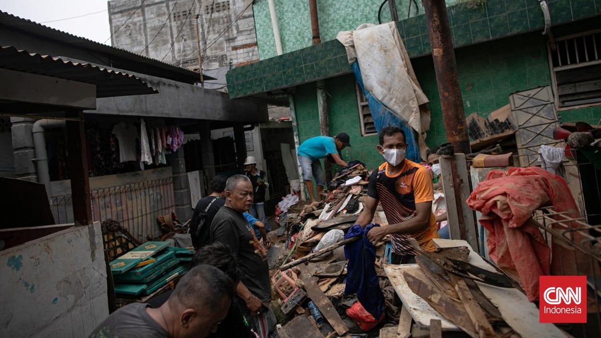 FOTO: Gunungan Sampah dan Lumpur di Jakarta Usai Banjir Surut