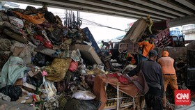 FOTO: Gunungan Sampah dan Lumpur di Jakarta Usai Banjir Surut