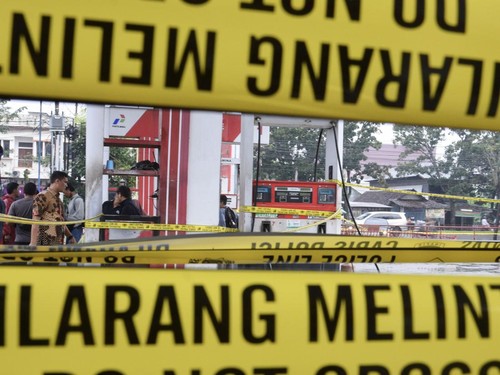 Polisi memberi garis polisi pada SPBU yang menjadi tempat pengoplosan BBM jenis Pertalite di Medan, Sumatera Utara, Jumat (7/3/2025). Polrestabes Medan menyegel SPBU Nagalan di Jalan Flamboyan Raya, Kota Medan, yang menjadi tempat mengoplos BBM ilega