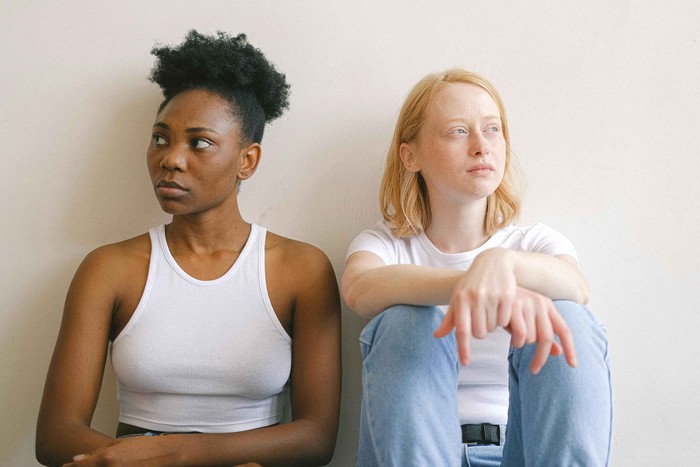 5 Tanda Teman yang Iri Denganmu/Foto: Pexels/Anna Shvets