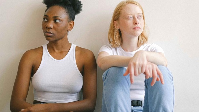 5 Tanda Teman yang Iri Denganmu/Foto: Pexels/Anna Shvets