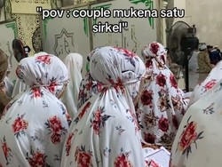 Emak-emak Pakai Mukena Kembar saat Tarawih, Curi Perhatian Jemaah Lain