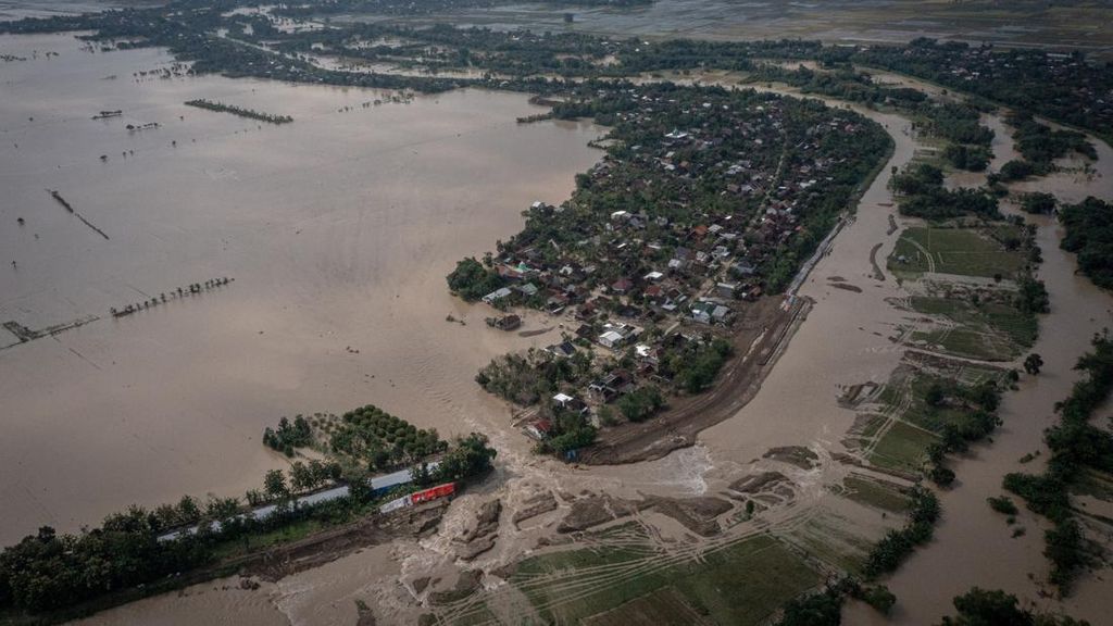 Perjalanan KA Terganggu Akibat Banjir di Grobogan