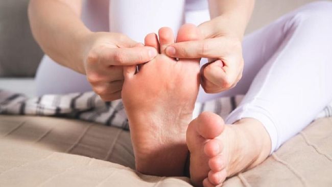 Sebaiknya kenali tahap perkembangan asam urat terutama gejala awalnya agar komplikasi bisa dicegah.