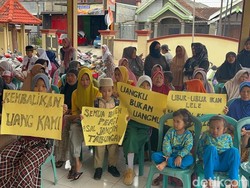 Tabungan Lebaran Lenyap, Puluhan Emak-emak Demo Kantor Desa di Mojokerto