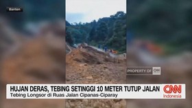 VIDEO: Hujan Deras, Tebing Setinggi 10 Meter Tutup Jalan