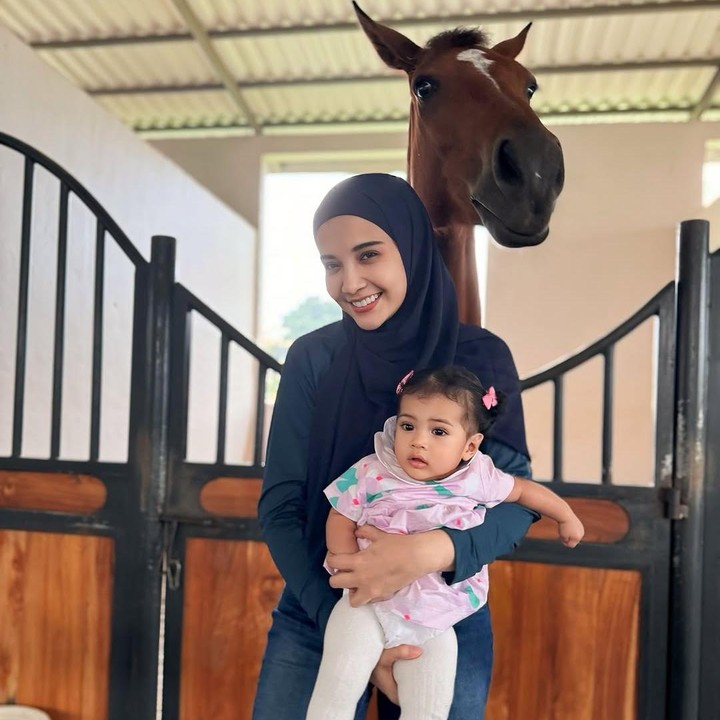<p>Dalam berbagai kesempatan Humaira selalu tampil menggemaskan dengan OOTD yang <em>fashionable</em>, Bunda. Enggak heran karena Zaskia adalah seorang <em>fashion designer</em> ternama. (Foto: Instagram: @zaskiasungkar15)</p>