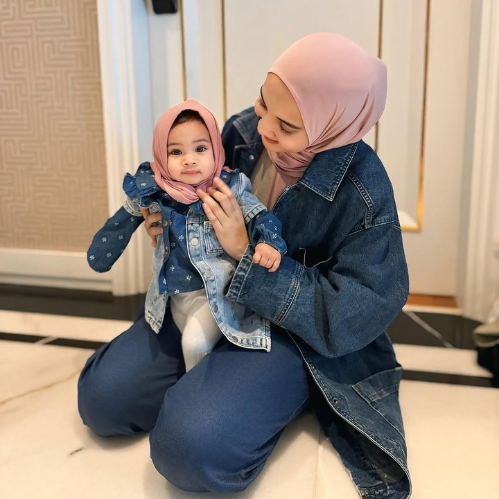 <p>Untuk Bunda yang masih memiliki bayi, gaya Lebaran dengan baju muslimah bisa mengikuti Si Kecil Humaira putri Zaskia Sungkar. Ia tampil menggemaskan dengan baju <em>jeans</em> dan hijab merah muda. (Foto: Instagram: @zaskiasungkar15)</p>