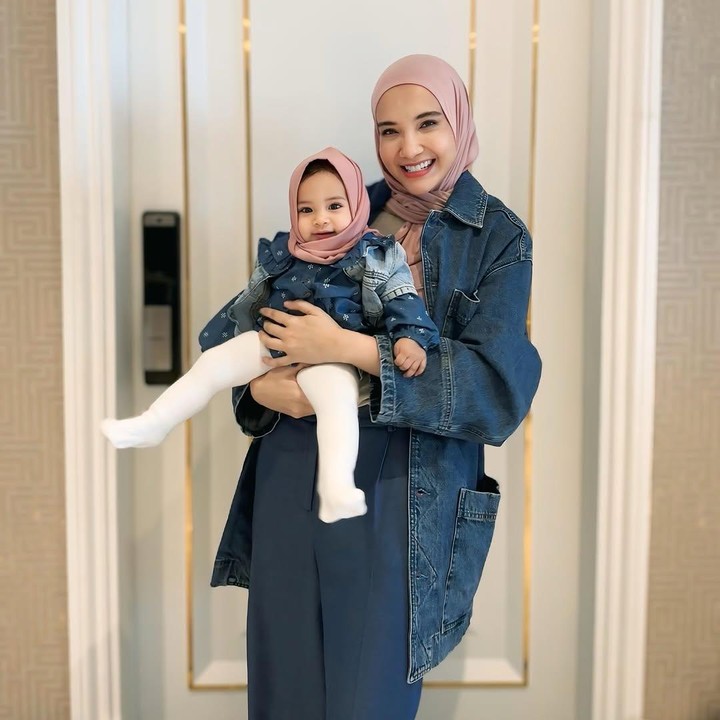 <p>Pada salah satu unggahan, Humaira terlihat cantik dengan jaket <em>jeans</em> kembar dengan sang Bunda. Humaira dan Zaskia Sungkar kompak mengenakan hijab merah muda. (Foto: Instagram: @zaskiasungkar15)</p>