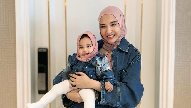 Gemasnya Zaskia Sungkar Jahit Sendiri Baju Lebaran Humaira