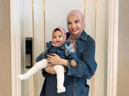 7 Potret OOTD Humaira bersama Zaskia Sungkar yang Fashionable, Disebut Makin Mirip