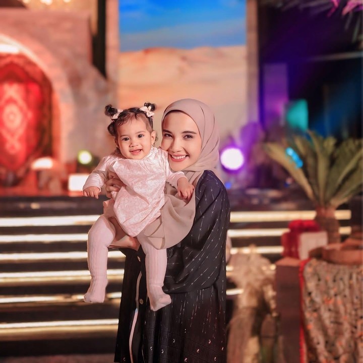 <p>Banyak netizen yang mengungkap bahwa gaya Humaira semakin membuatnya cantik dan lucu. Tidak sedikit yang mengatakan Humaira semakin mirip dengan Zaskia. (Foto: Instagram: @zaskiasungkar15)</p>