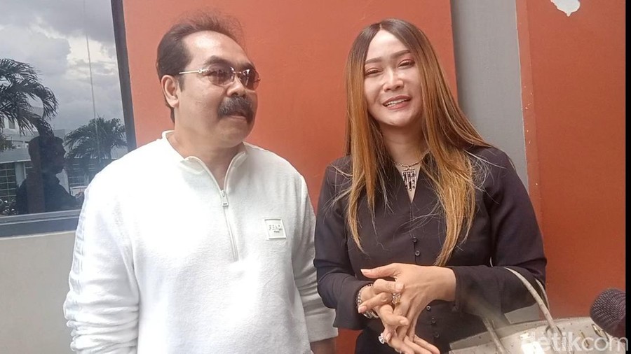 inul daratista Inul Daratista dan Adam Suseno saat ditemui di kawasan Transmedia.