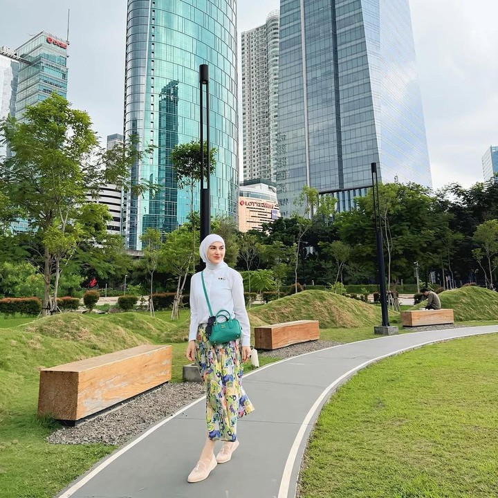 <p>Meski kini mengurus empat anak, Irish tetap selalu tampil <em>fashionable.</em> Ia pandai dalam padu padan rok dan celana, seperti foto berikut ini. Irish mengenakan kemeja dan hijab berwarna putih. Namun, penampilannya itu diwarnai dengan rok batik warna-warni, Bunda. (Foto: Instagram@_irishbella_)</p>