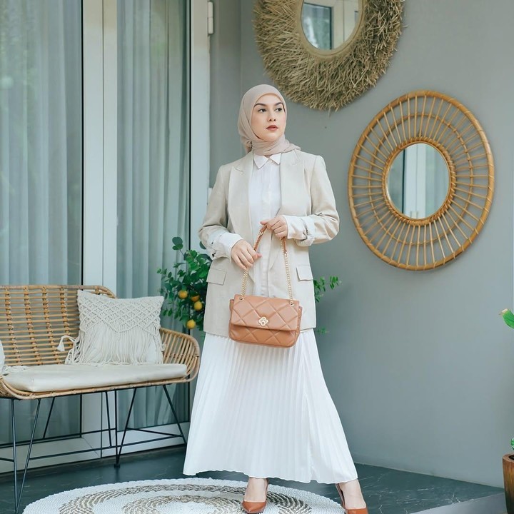 <p>Untuk inspirasi <em>outfit</em> warna <em>earth tone</em>, Bunda dapat mengikuti OOTD Irish berikut ini. Ia tampil mengenakan kemeja dan rok berwarna putih yang dibalut jas krem. Ia melengkapi penampilannya itu dengan <em>high heels </em>berwarna cokelat. (Foto: Instagram@_irishbella_)</p>