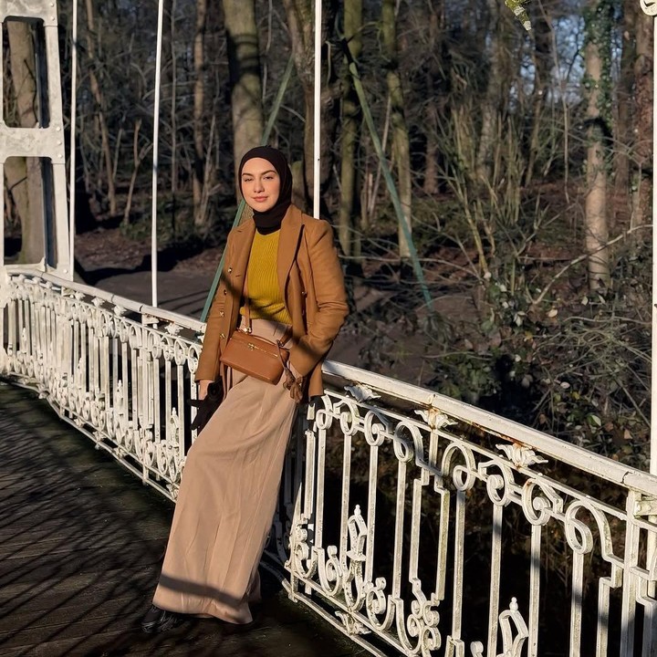 <p>Irish dikenal sebagai salah satu Bunda seleb yang selalu tampil kece dengan beragam <em>outfit</em> yang dikenakannya. Ia sering kali membagikan foto <em>outfit out the day</em> (OOTD) di akun Instagram pribadinya. (Foto: Instagram@_irishbella_)</p>