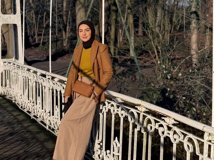 5 Potret Stylish Irish Bella Padu Padan Rok dan Celana, Inspirasi Outfit Bukber