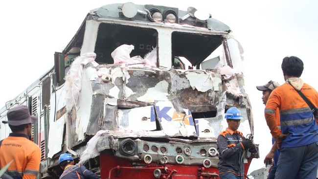 Kasat Lantas Polres Kediri mengatakan kecelakaan berawal ketika truk pupuk bermuatan 10 ton memilih tetap melewati perlintasan sebidang meski sudah diperingati.