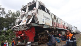 FOTO: Evakuasi KA Kertanegara yang Tertemper Truk di Kediri