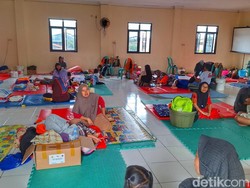 Cerita Pengungsi Banjir Dayeuhkolot, Kedinginan-Andalkan Mi Instan