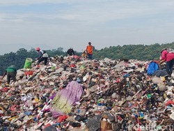 Nekat Mencari Rongsokan di Bawah Ancaman Longsor Sampah TPA Sarimukti