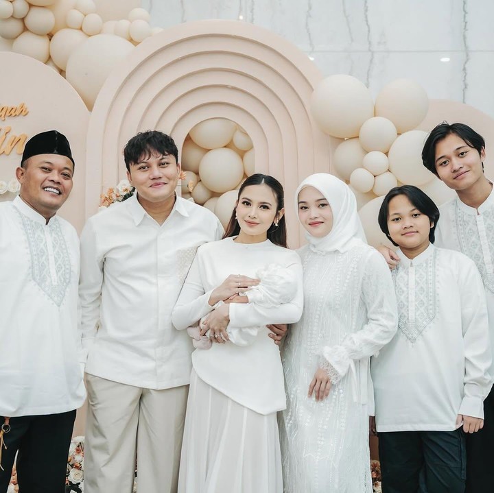 <p>Acara tasyakuran akikah ini dihadiri oleh keluarga dan kerabat terdekatnya. Melalui <em>postingan</em> yang diunggah oleh sang adik, Putri Delina, terlihat keluarga ini kompak mengenakan busana berwarna putih. (Foto: Instagram@putridelinaa)</p>