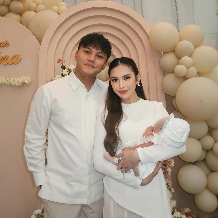 <p>Penyanyi Mahalini Raharja dikaruniai seorang putri yang lahir sebagai generasi Beta usai menikah dengan Rizky Febian. Si Kecil yang lahir pada 15 Februari 2025 ini diberi nama Zairee Selina Quinlyn Kareema Febian. (Foto: Instagram@rizkyfbian)</p>