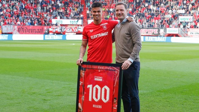 Mees Hilgers menciptakan rekor penampilan ke-100 bersama FC Twente di Eredivisie jelang Australia vs Indonesia di Kualifikasi Piala Dunia 2026.