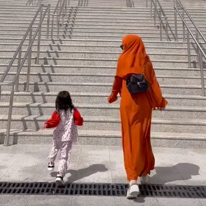 <p>"Enggak apa-apa sama Ibu ya, Mon. Yang penting kita bahagia," ungkap Ricis seraya mengunggah video bersama sang putri dan menyisipkan emotikon hati. (Foto: Instagram: @riaricis1795)</p>