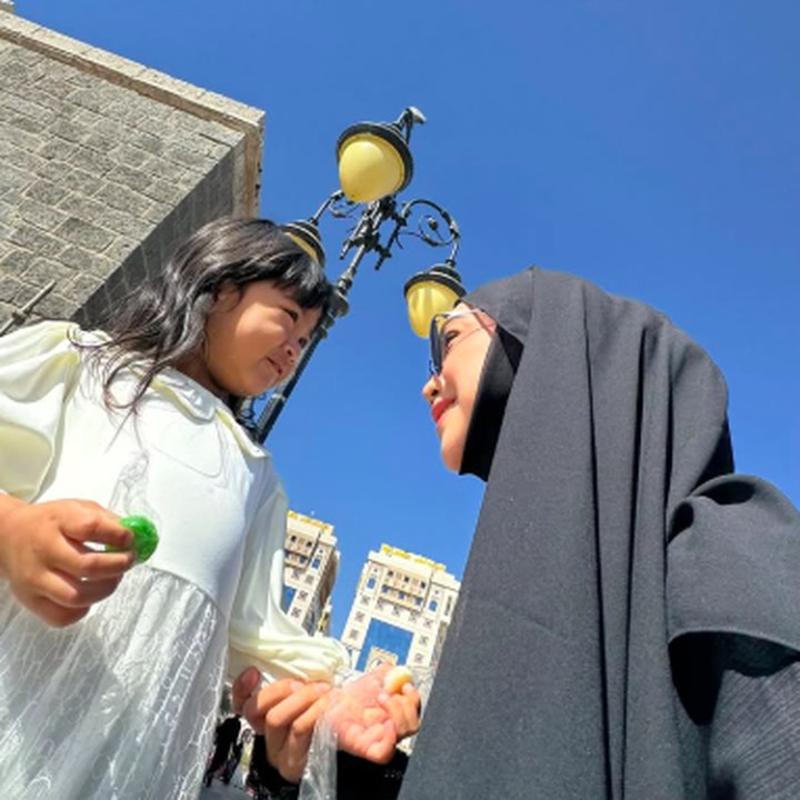 <p><em>Selebgram</em> sekaligus YouTuber Ria Ricis memutuskan untuk menjalankan ibadah umrah di hari keempat Ramadhan, Bunda. Tidak sendirian, Ricis turut mengajak sang putri semata wayang, Cut Raifa Aramoana. (Foto: Instagram: @riaricis1795)</p>